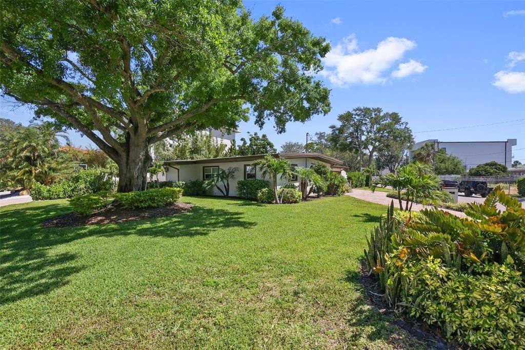 For Sale: $1,300,000 (4 beds, 3 baths, 1958 Square Feet)