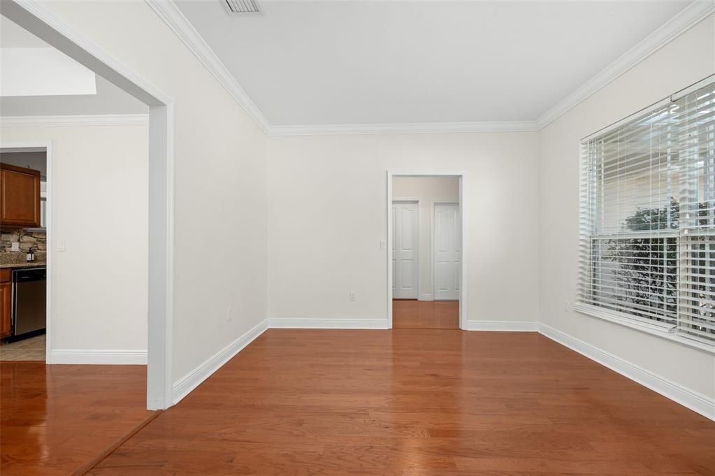 En Venta: $369,000 (4 camas, 2 baños, 1983 Pies cuadrados)