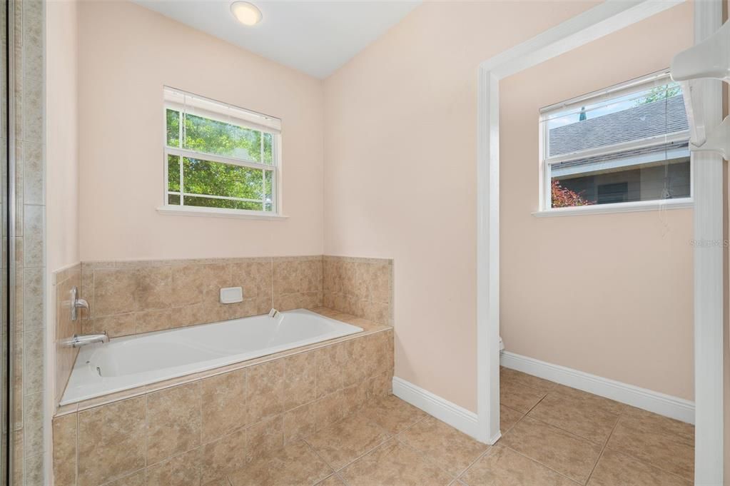 En Venta: $369,000 (4 camas, 2 baños, 1983 Pies cuadrados)