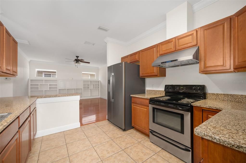 En Venta: $369,000 (4 camas, 2 baños, 1983 Pies cuadrados)
