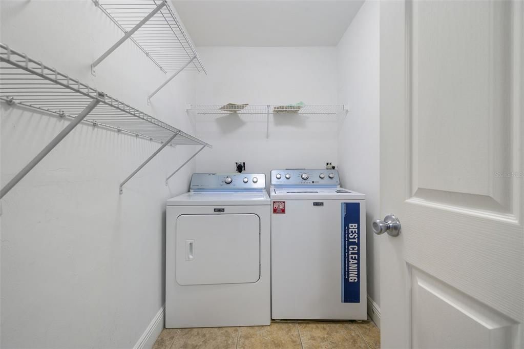 En Venta: $369,000 (4 camas, 2 baños, 1983 Pies cuadrados)