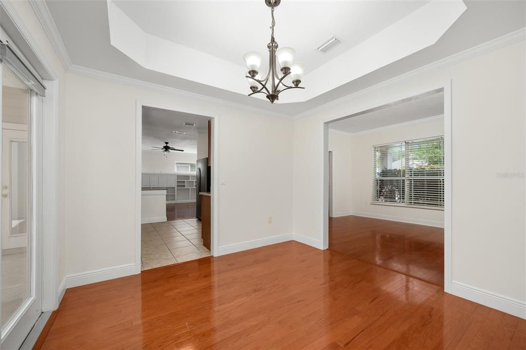 En Venta: $369,000 (4 camas, 2 baños, 1983 Pies cuadrados)