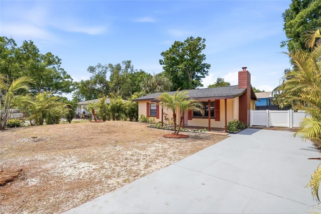 Active With Contract: $310,000 (3 beds, 1 baths, 900 Square Feet)