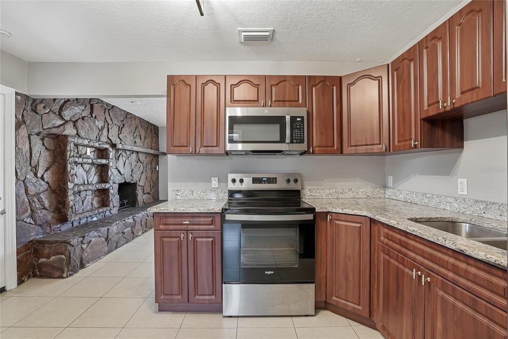 Active With Contract: $310,000 (3 beds, 1 baths, 900 Square Feet)