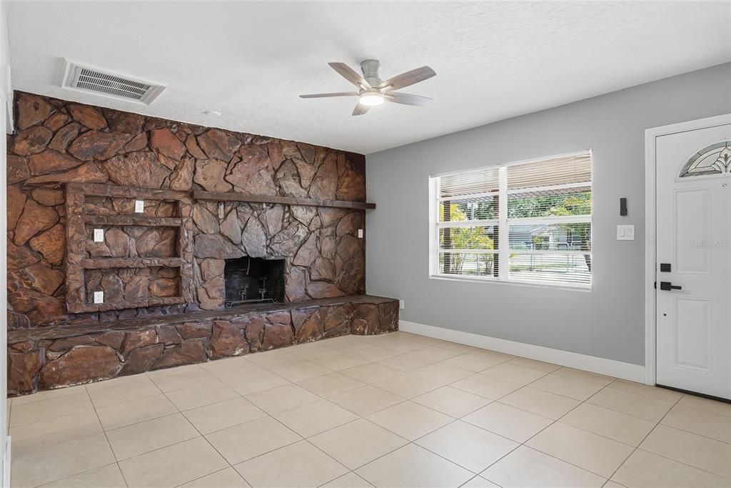 Active With Contract: $310,000 (3 beds, 1 baths, 900 Square Feet)