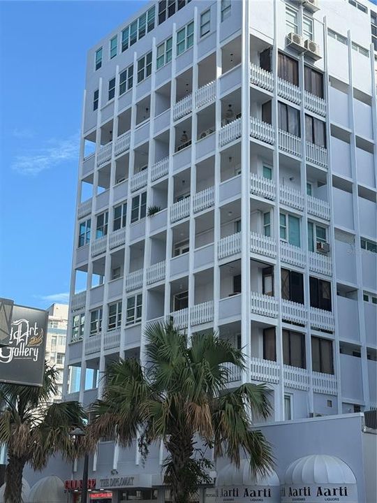 For Sale: $395,000 (1 beds, 1 baths, 525 Square Feet)