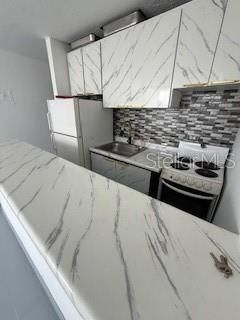 For Sale: $395,000 (1 beds, 1 baths, 525 Square Feet)
