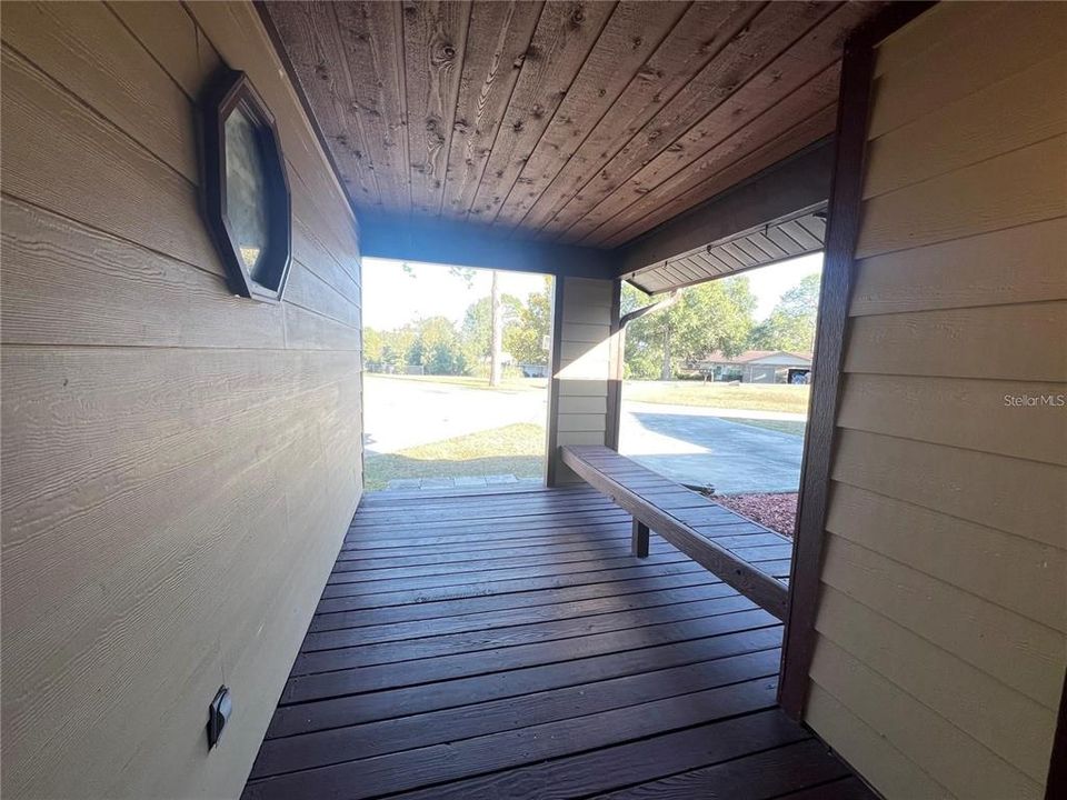 Active With Contract: $1,250 (2 beds, 1 baths, 850 Square Feet)