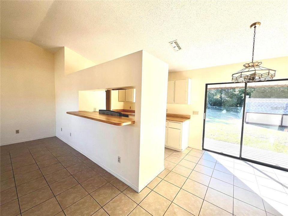 Active With Contract: $1,250 (2 beds, 1 baths, 850 Square Feet)