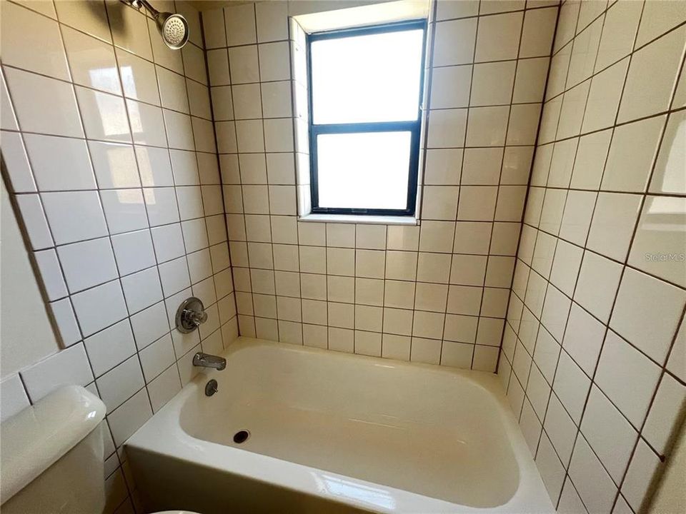 Active With Contract: $1,250 (2 beds, 1 baths, 850 Square Feet)