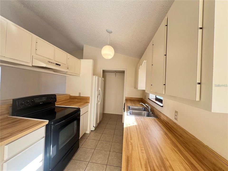 Active With Contract: $1,250 (2 beds, 1 baths, 850 Square Feet)