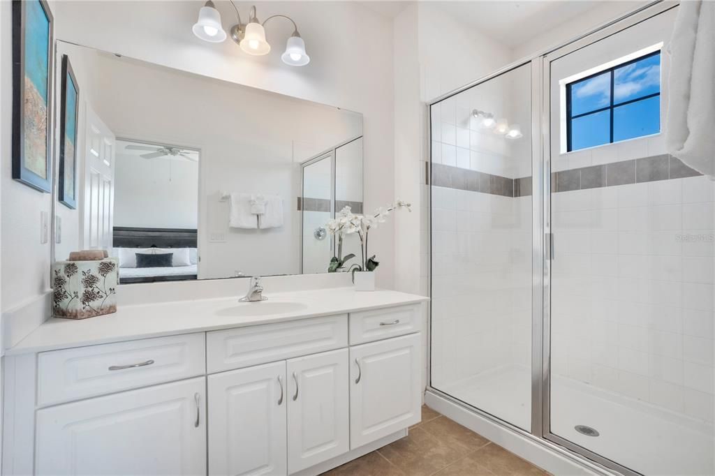 Activo con contrato: $475,000 (5 camas, 4 baños, 2333 Pies cuadrados)