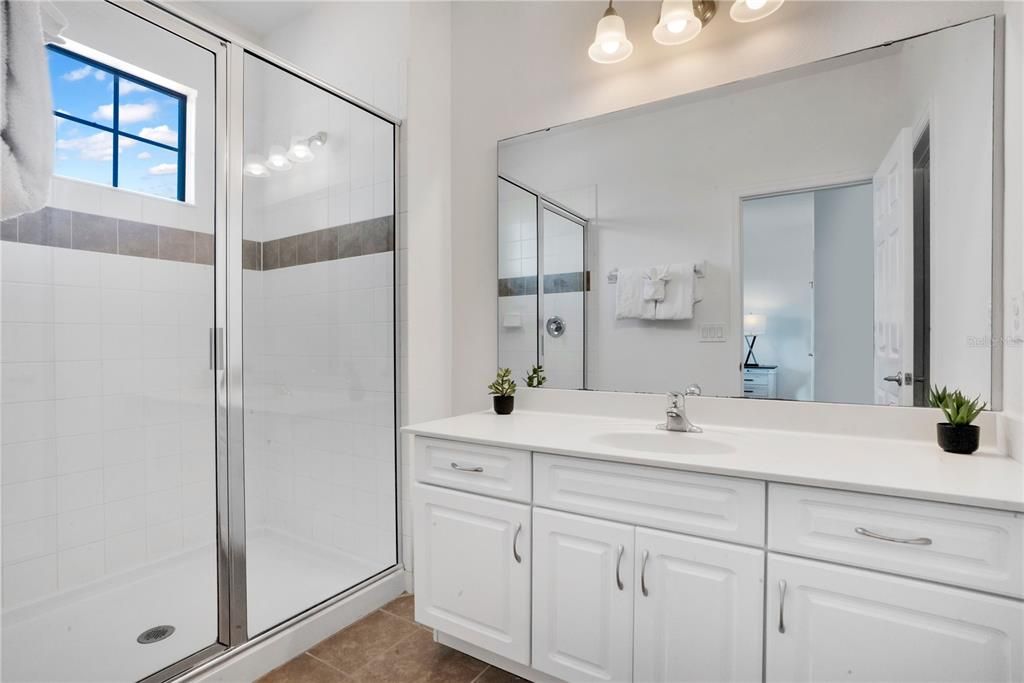 Activo con contrato: $475,000 (5 camas, 4 baños, 2333 Pies cuadrados)