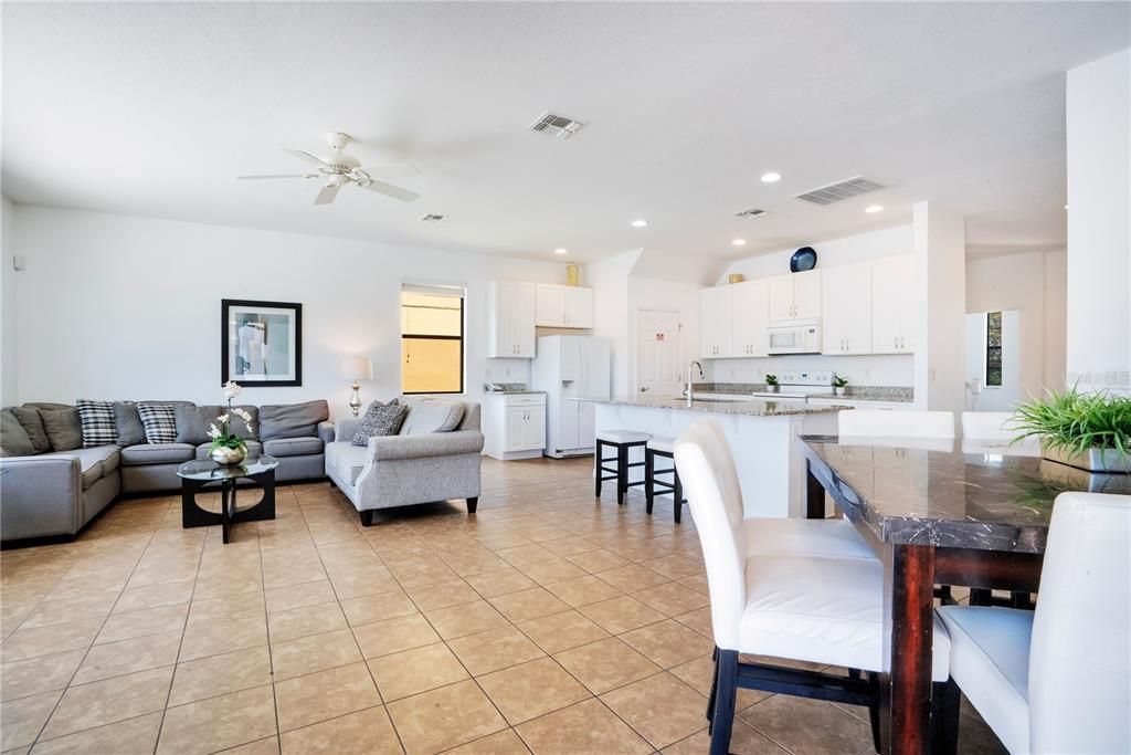 Activo con contrato: $475,000 (5 camas, 4 baños, 2333 Pies cuadrados)