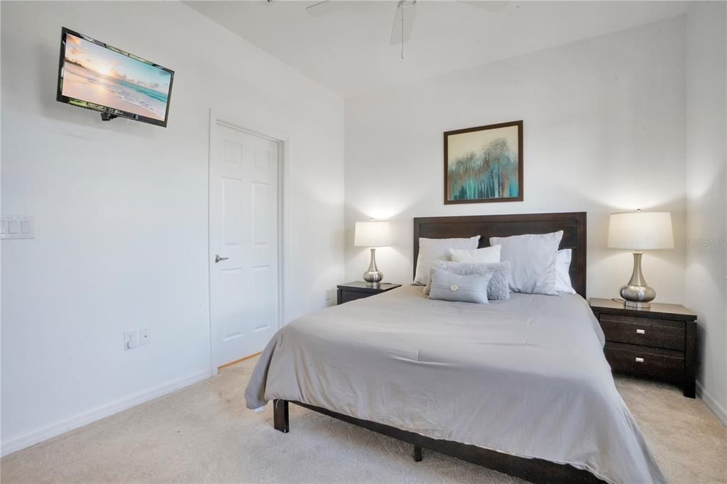 Activo con contrato: $475,000 (5 camas, 4 baños, 2333 Pies cuadrados)