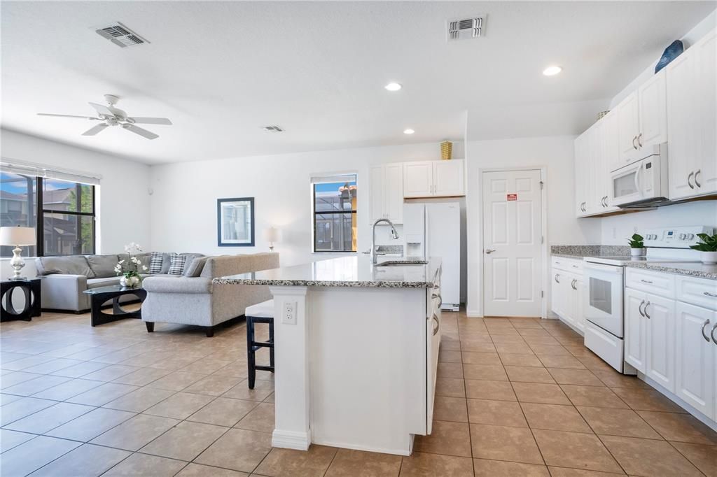 Activo con contrato: $475,000 (5 camas, 4 baños, 2333 Pies cuadrados)