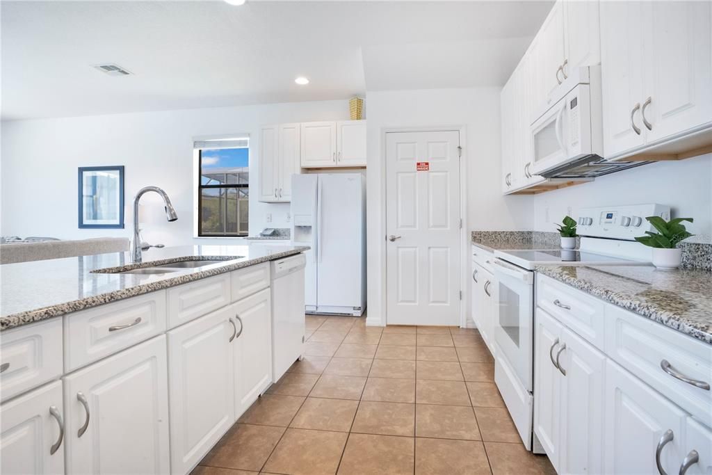 Activo con contrato: $475,000 (5 camas, 4 baños, 2333 Pies cuadrados)