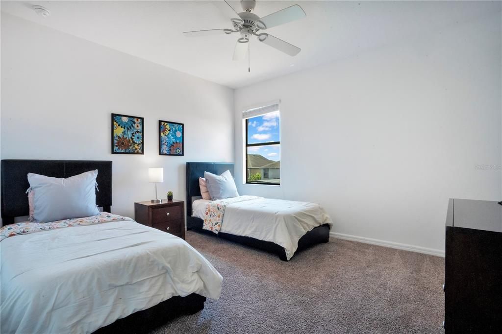 Activo con contrato: $475,000 (5 camas, 4 baños, 2333 Pies cuadrados)