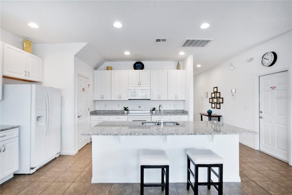 Activo con contrato: $475,000 (5 camas, 4 baños, 2333 Pies cuadrados)