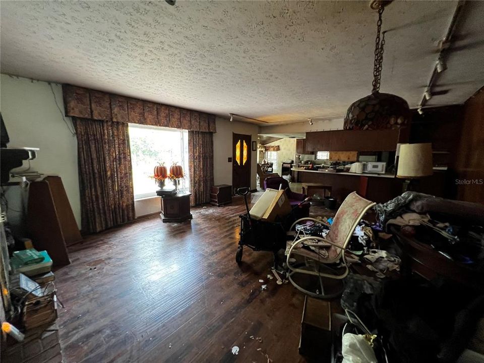 Active With Contract: $375,000 (3 beds, 2 baths, 2590 Square Feet)