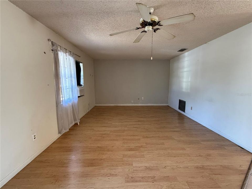 Active With Contract: $155,000 (2 beds, 1 baths, 1096 Square Feet)