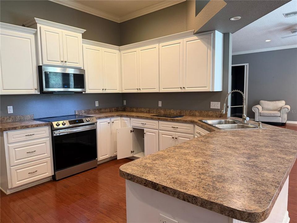 Active With Contract: $475,000 (4 beds, 2 baths, 2523 Square Feet)