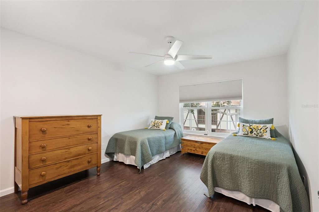 For Sale: $200,000 (2 beds, 2 baths, 1071 Square Feet)