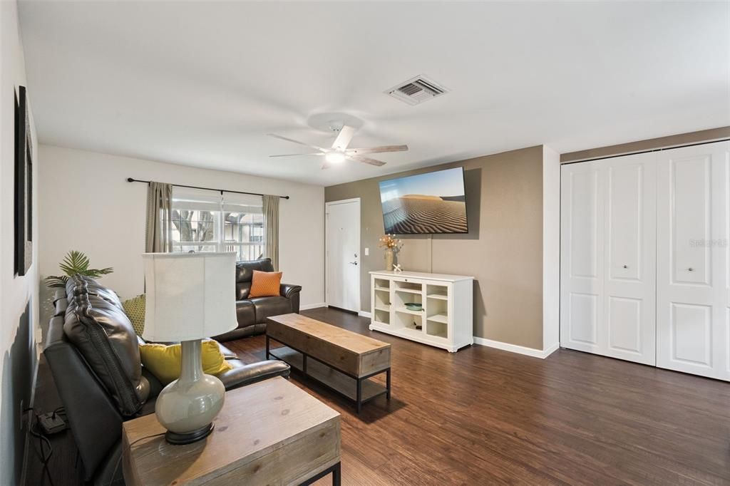 For Sale: $200,000 (2 beds, 2 baths, 1071 Square Feet)