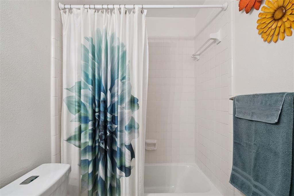 For Sale: $200,000 (2 beds, 2 baths, 1071 Square Feet)