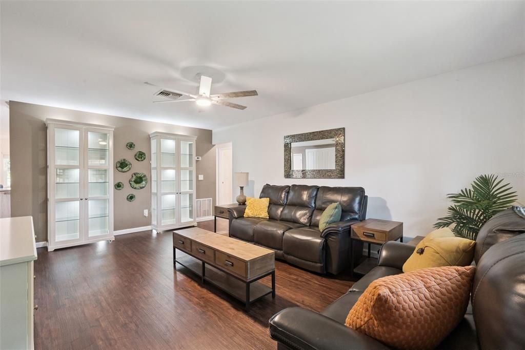 For Sale: $200,000 (2 beds, 2 baths, 1071 Square Feet)