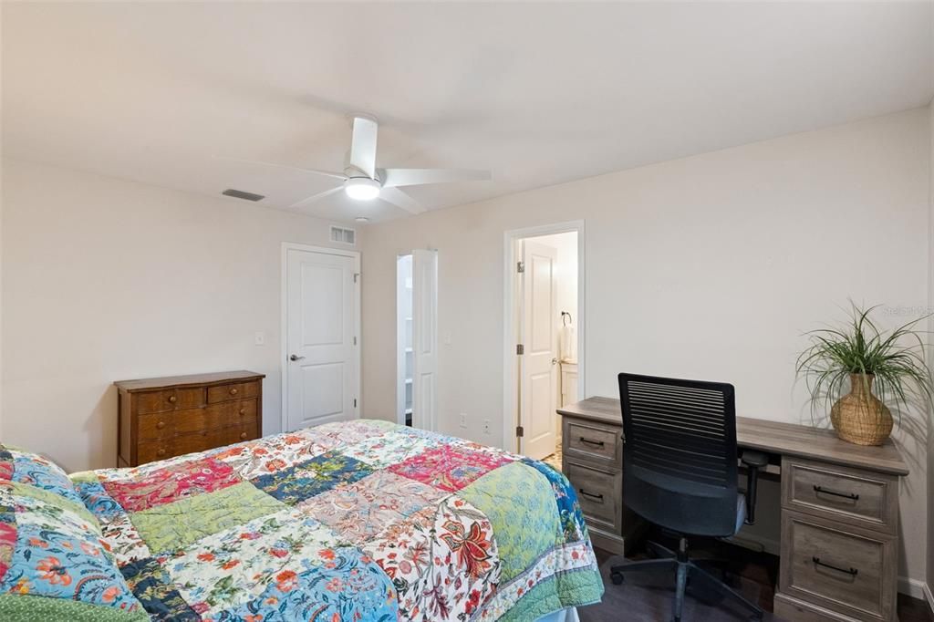 For Sale: $200,000 (2 beds, 2 baths, 1071 Square Feet)