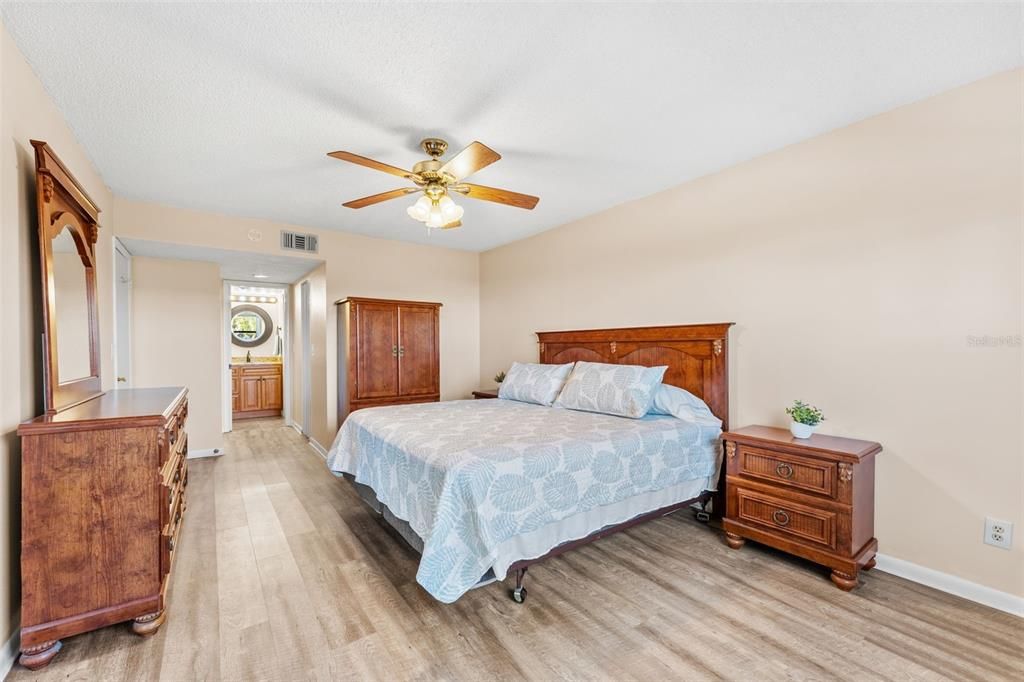 For Sale: $289,900 (2 beds, 2 baths, 1350 Square Feet)