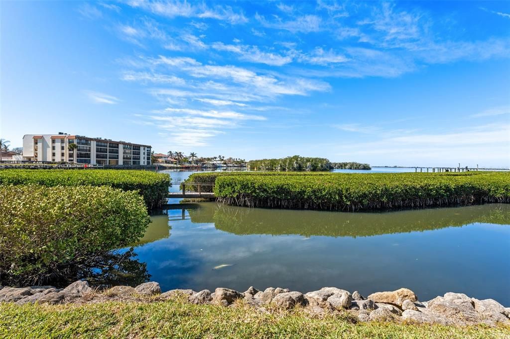 For Sale: $289,900 (2 beds, 2 baths, 1350 Square Feet)