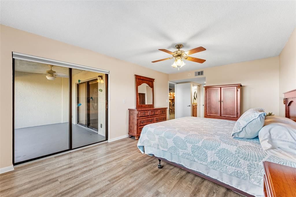 For Sale: $289,900 (2 beds, 2 baths, 1350 Square Feet)