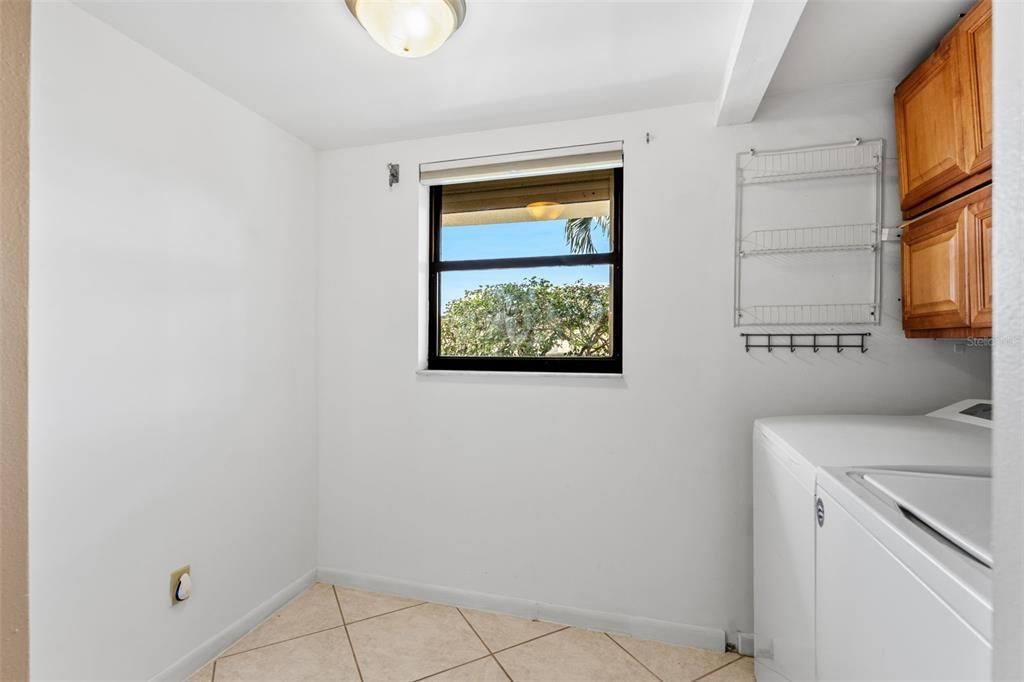 For Sale: $289,900 (2 beds, 2 baths, 1350 Square Feet)