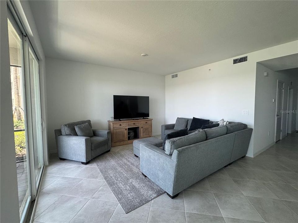 Active With Contract: $299,000 (2 beds, 2 baths, 1154 Square Feet)
