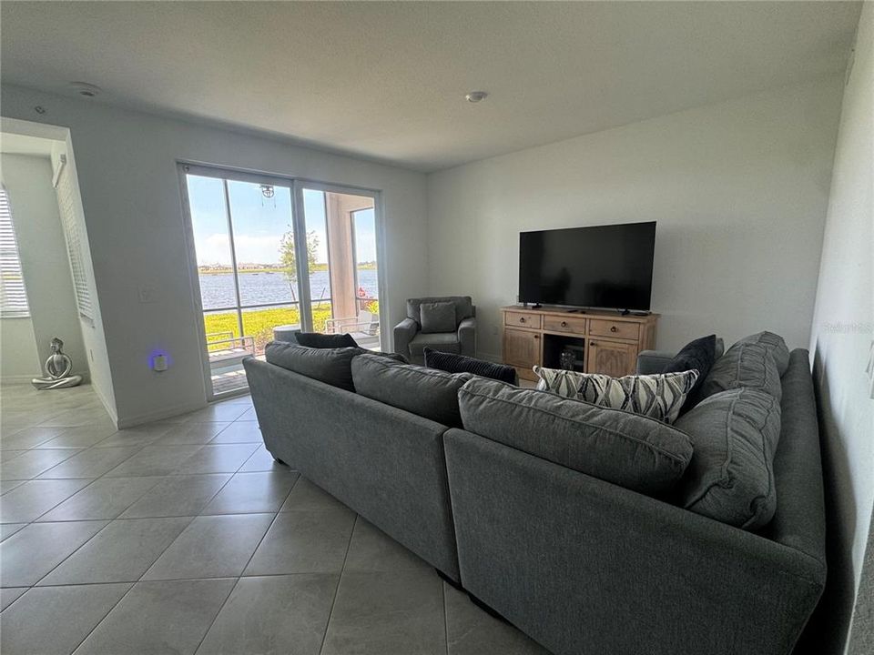 Active With Contract: $299,000 (2 beds, 2 baths, 1154 Square Feet)