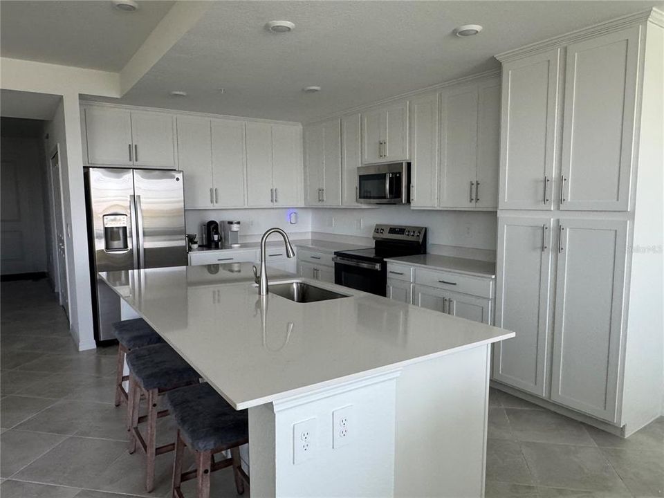 Active With Contract: $299,000 (2 beds, 2 baths, 1154 Square Feet)