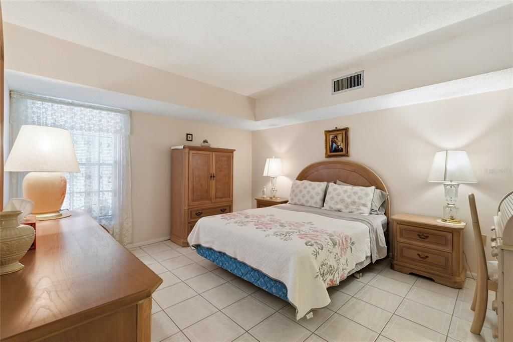 For Sale: $159,900 (2 beds, 2 baths, 1100 Square Feet)