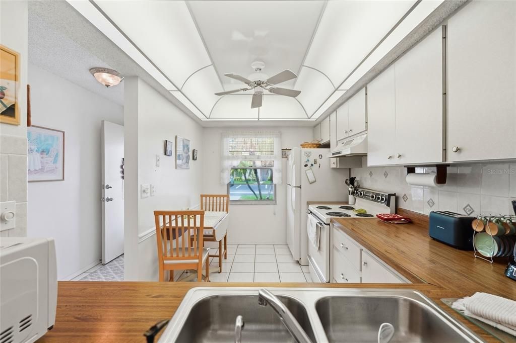For Sale: $159,900 (2 beds, 2 baths, 1100 Square Feet)