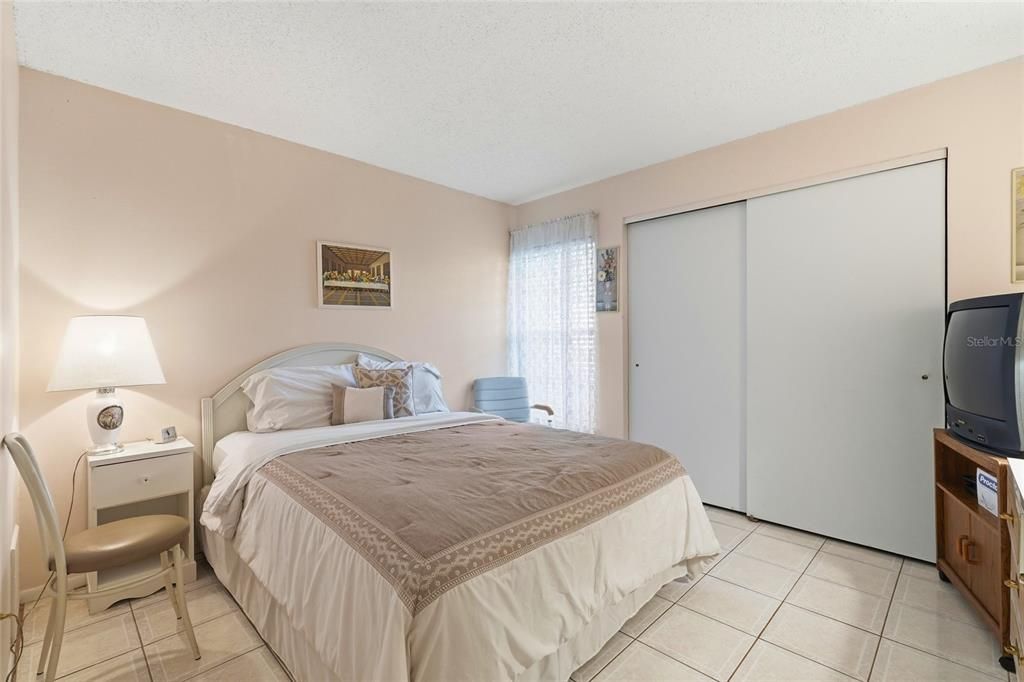 For Sale: $159,900 (2 beds, 2 baths, 1100 Square Feet)