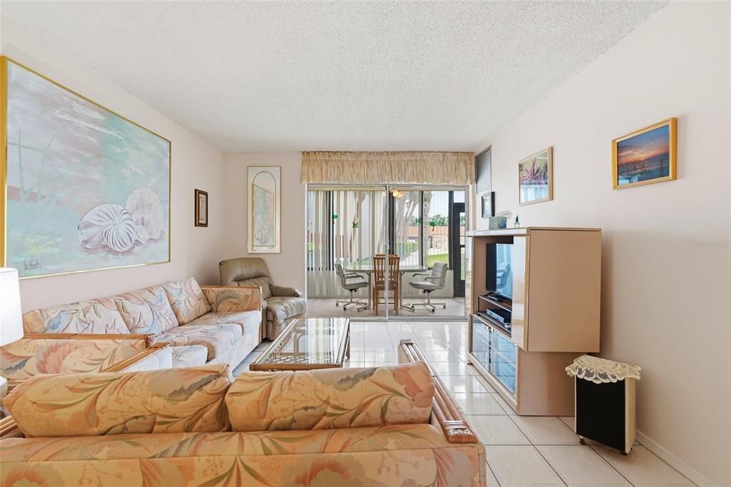 For Sale: $159,900 (2 beds, 2 baths, 1100 Square Feet)