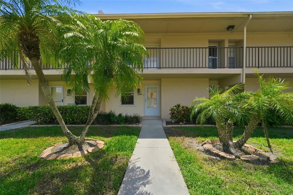 For Sale: $159,900 (2 beds, 2 baths, 1100 Square Feet)