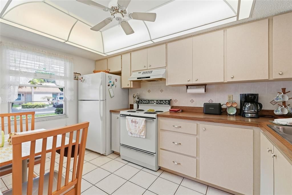 For Sale: $159,900 (2 beds, 2 baths, 1100 Square Feet)