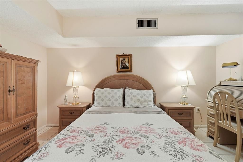 For Sale: $159,900 (2 beds, 2 baths, 1100 Square Feet)