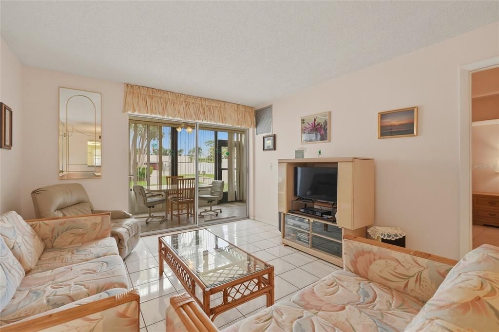 For Sale: $159,900 (2 beds, 2 baths, 1100 Square Feet)