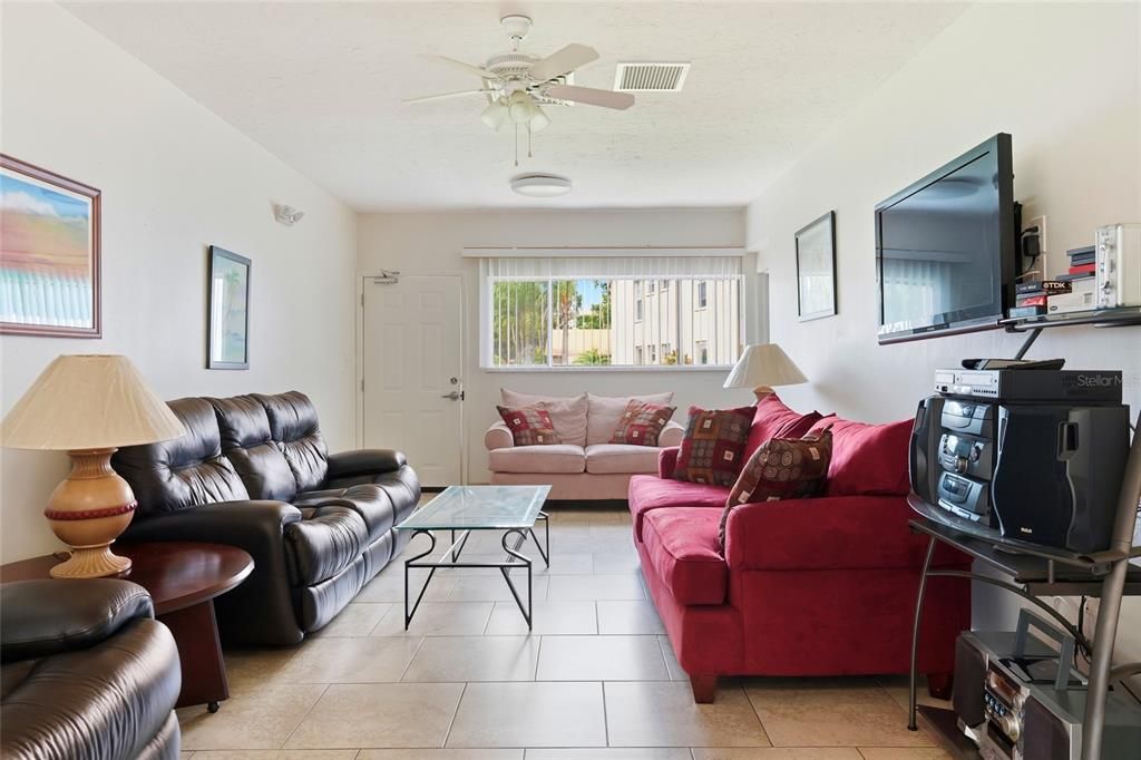For Sale: $159,900 (2 beds, 2 baths, 1100 Square Feet)