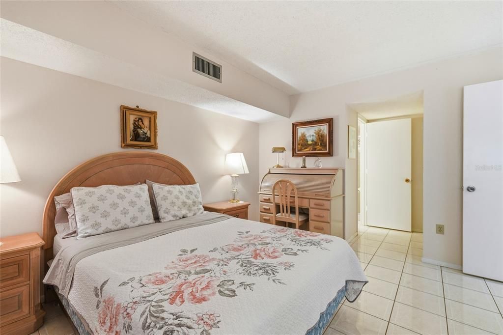For Sale: $159,900 (2 beds, 2 baths, 1100 Square Feet)