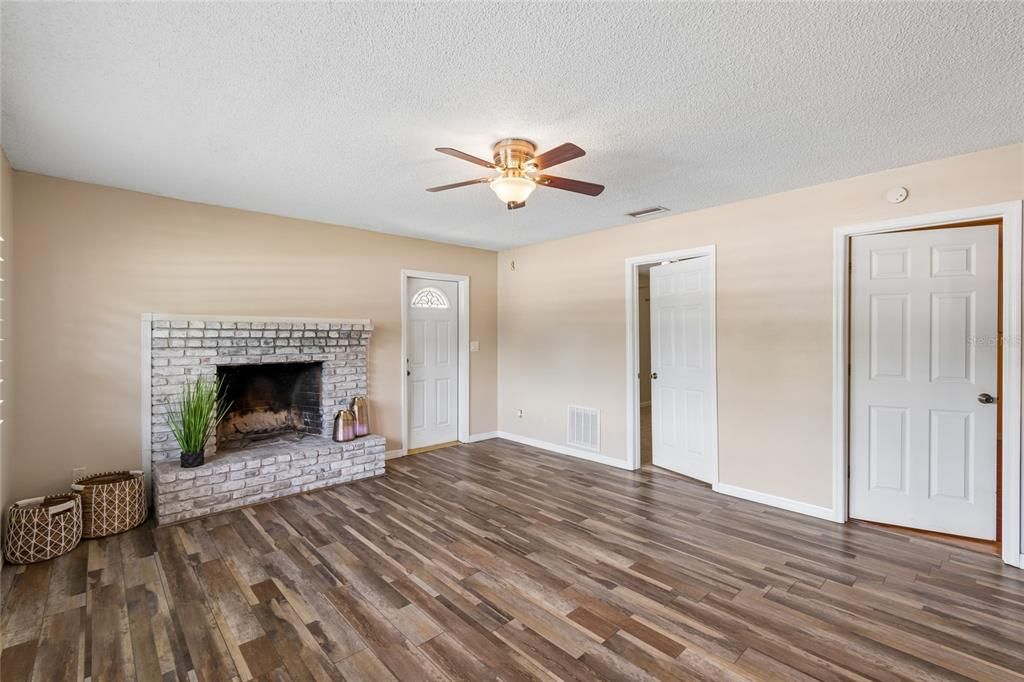 For Sale: $530,000 (4 beds, 2 baths, 1652 Square Feet)