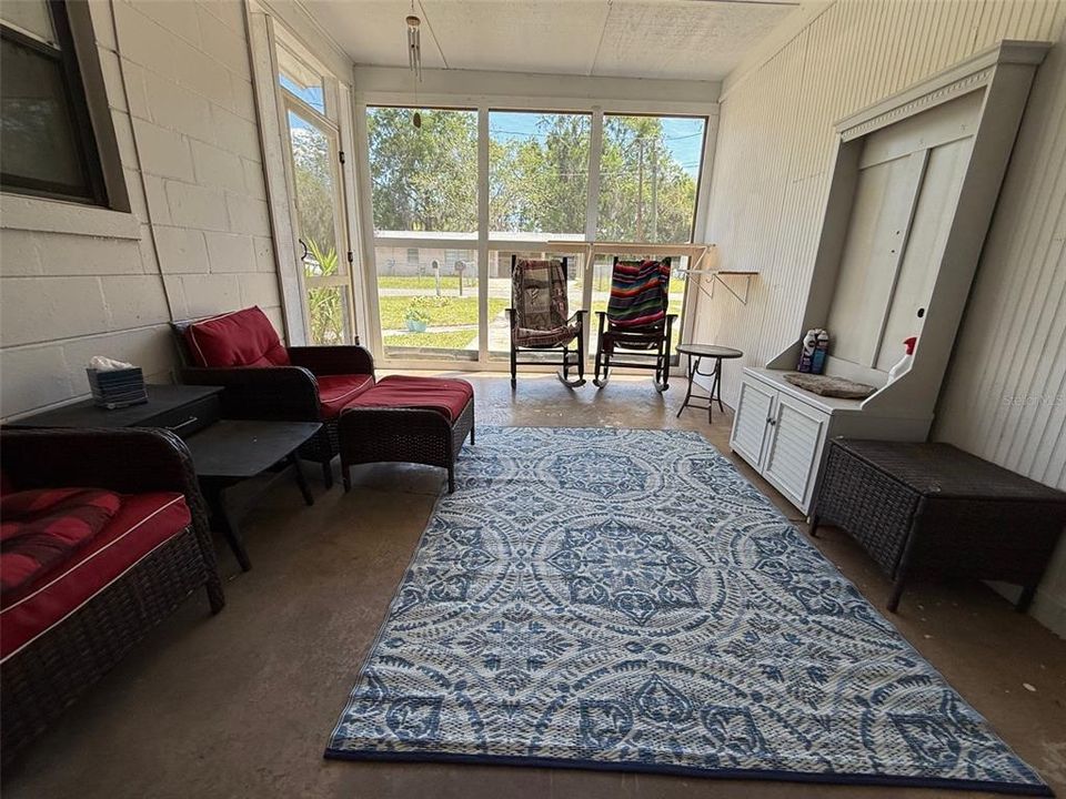 For Sale: $213,000 (3 beds, 1 baths, 1064 Square Feet)